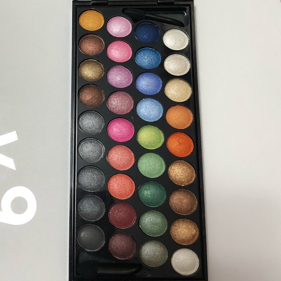 Cameleon Other - Host Pick Cameleon 36 Color Pro Eyeshadow